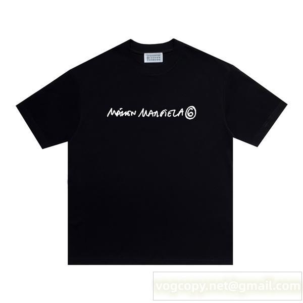 マルジェラ スーパーコピー Tシャツ 手書き風シグネチャーロゴ 6ライン個性派デザイン Maison Margiela