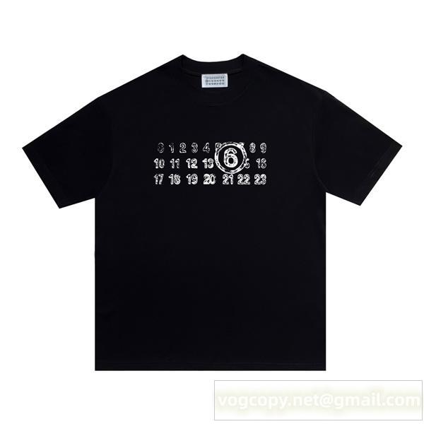 マルジェラ コピー Tシャツ 個性派グラフィックロゴ×アイコニックナンバリング ブラック Maison Margiela