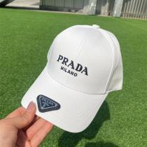 PRADA 偽物 ロゴ刺繍 ＆ 三角ロゴプレート 装飾付き ラグジュアリー コットン キャップ プラダ