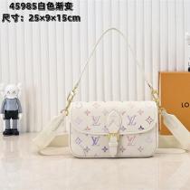 ルイヴィトン 偽物 モノグラム・パステル フラップミニホーボー ホワイトグラデーション LOUIS VUITTON
