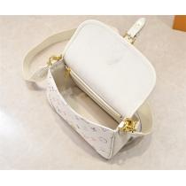 ルイヴィトン 偽物 モノグラム・パステル フラップミニホーボー ホワイトグラデーション LOUIS VUITTON
