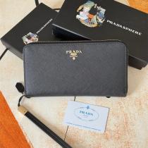 注目 PRADA コピー 財布 サフィアーノレザー ロゴプレート ラウンドジップ 長財布 プラダ