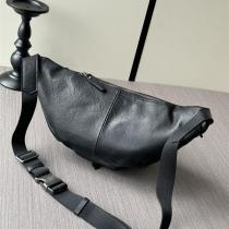 PRADA 偽物 ウエストバッグ クラシックレザー 多機能ポケット仕様 ブラックボディバッグ プラダ