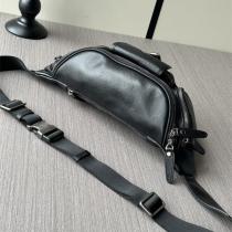 PRADA 偽物 ウエストバッグ クラシックレザー 多機能ポケット仕様 ブラックボディバッグ プラダ