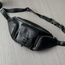 PRADA 偽物 ウエストバッグ クラシックレザー 多機能ポケット仕様 ブラックボディバッグ プラダ
