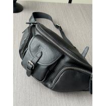 PRADA 偽物 ウエストバッグ クラシックレザー 多機能ポケット仕様 ブラックボディバッグ プラダ