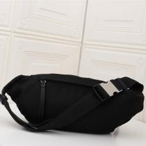新作 プラダ スーパーコピー ボディバッグ ナイロン ロゴトライアングル 軽量 ブラック PRADA