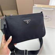 PRADA コピー ボディバッグ リエディション ナイロン 三角ロゴポーチ付き クロスボディ プラダ