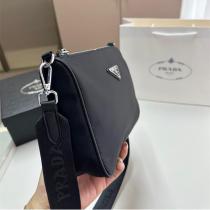 PRADA コピー ボディバッグ リエディション ナイロン 三角ロゴポーチ付き クロスボディ プラダ