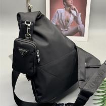 プラダ スーパーコピー ボディバッグ ナイロン ティアドロップ型 ポーチ付き スリングバッグ PRADA