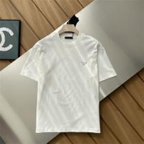 PRADA 偽物 Tシャツ ミニマルモード美 ロゴワッペン付き 高級コットン仕様 シンプル定番 プラダ