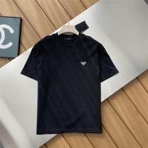 PRADA 偽物 Tシャツ ミニマルモード美 ロゴワッペン付き 高級コットン仕様 シンプル定番 プラダ