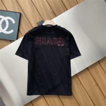 PRADA 偽物 Tシャツ ミニマルモード美 ロゴワッペン付き 高級コットン仕様 シンプル定番 プラダ