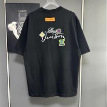 ルイヴィトン 偽物 Tシャツ 手書き風ロゴ＆カラーパッチ装飾入り ホワイト 半袖トップス LOUIS VUITTON