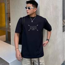 Maison Margiela 偽物 Tシャツ 数字エンブレムロゴプリント半袖カットソー モード感漂う2色展開 メゾンマルジェラ