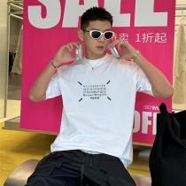 Maison Margiela 偽物 Tシャツ 数字エンブレムロゴプリント半袖カットソー モード感漂う2色展開 メゾンマルジェラ