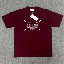 Maison Margiela 偽物 Tシャツ 数字エンブレムロゴプリント半袖カットソー モード感漂う2色展開 メゾンマルジェラ