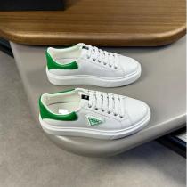 プラダ コピー スニーカー ホワイトレザー ロゴプレート 快適 ロートップスタイル 着心地抜群 PRADA