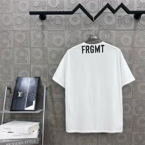 LOUIS VUITTON 偽物 Tシャツ アーチロゴが際立つ洗練ブラック モード系ストリートデザイン ルイヴィトン