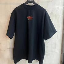  BALENCIAGA 偽物 Ｔシャツ フェード加工 胸元ワッペンが際立つヘンリ ニュアンス カジュアル バレンシアガ