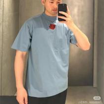  BALENCIAGA 偽物 Ｔシャツ フェード加工 胸元ワッペンが際立つヘンリ ニュアンス カジュアル バレンシアガ