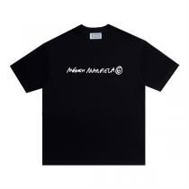 マルジェラ スーパーコピー Tシャツ 手書き風シグネチャーロゴ 6ライン個性派デザイン Maison Margiela