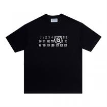 マルジェラ コピー Tシャツ 個性派グラフィックロゴ×アイコニックナンバリング ブラック Maison Margiela