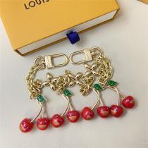  LOUIS VUITTON スーパーコピー チェリー＆モノグラムチャーム付き キーホルダー ゴールドチェーン ルイヴィトン