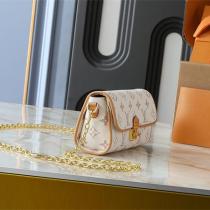ルイヴィトン 偽物 ショルダーバッグ モノグラムキャンバス ゴールドチェーン ミニクラッチフラップ LOUIS VUITTON