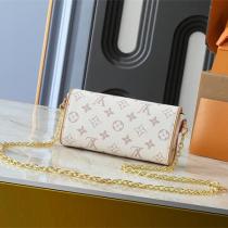 ルイヴィトン 偽物 ショルダーバッグ モノグラムキャンバス ゴールドチェーン ミニクラッチフラップ LOUIS VUITTON