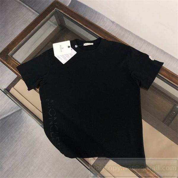 モンクレール コピー モード感漂う 縦ロゴ入り Tシャツ スタイリッシュな裾 注目アイテム MONCLER