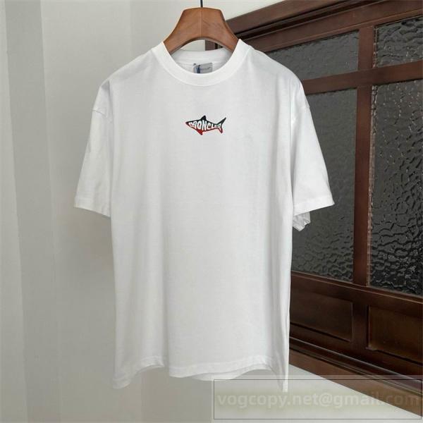 MONCLER スーパーコピー ユニークロゴ 魅力あふれる シャークモチーフ Tシャツ モンクレール