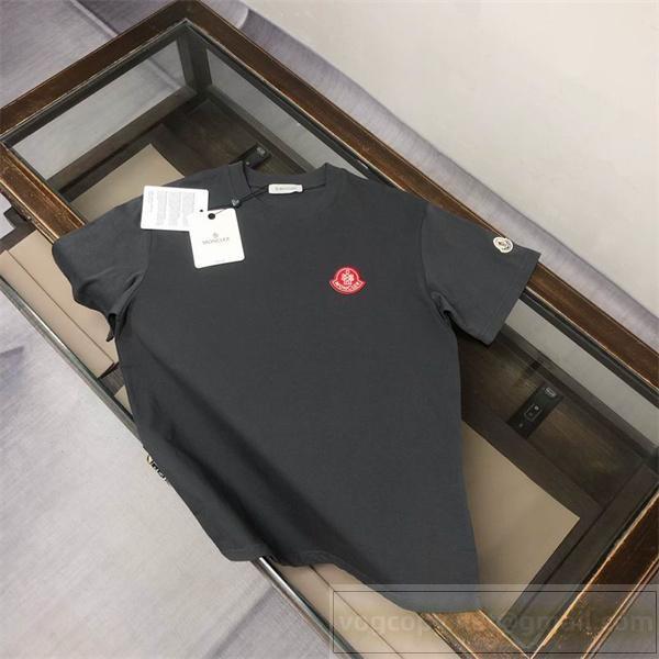 モンクレール コピー 存在感際立つ レッドエンブレム Tシャツ シンプル 洗練デザイン MONCLER