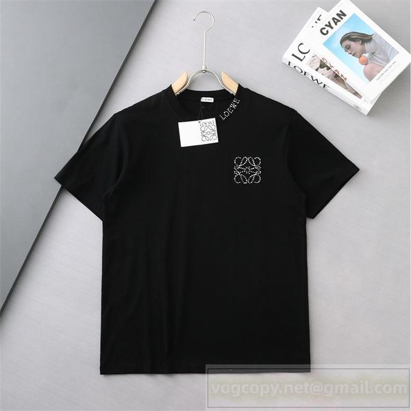 ロエベ コピー Tシャツ 入手困難 スタッズデザイン ミニロゴ クルーネック 上質 LOEWE