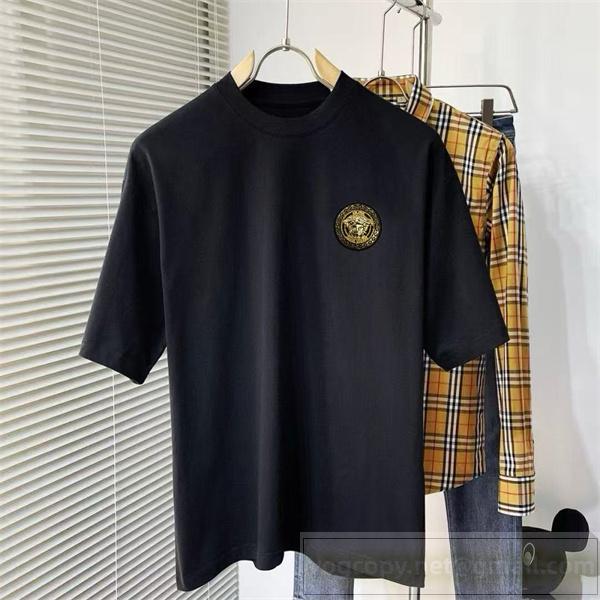 VERSACE コピー 新登場 ゴールドエンブレム ミニマル Tシャツ 着心地抜群 ヴェルサーチ