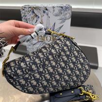 ディオール 偽物 オブリーク総柄 サドルバッグ クラシックDチャーム ショルダーストラップ付属 DIOR