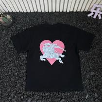 バーバリー 偽物 Ｔシャツ 個性派ハート騎士プリント バックアート ブラック カジュアル BURBERRY