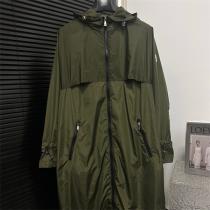  モンクレール 偽物 ロングフーディーコート 軽量撥水 ウエストドローストリング付き MONCLER