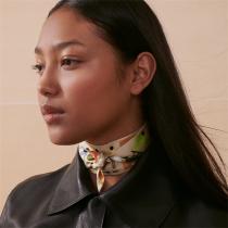 エルメス 偽物 スカーフ PARISレタリング＆抽象柄 シルクポップアート風アクセント HERMES