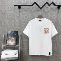 FENDI 偽物 Tシャツ マルチカラーFFロゴ ブロックデザイン 高級感あふれる 刺繍 フェンディ