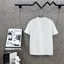 フェンディ 偽物 Tシャツ ローマロゴ × ブラッシュ プリント ユニセックスカットソー FENDI 