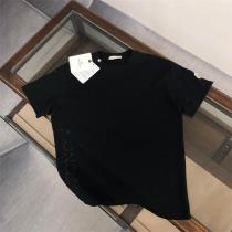 モンクレール コピー モード感漂う 縦ロゴ入り Tシャツ スタイリッシュな裾 注目アイテム MONCLER