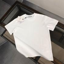 モンクレール コピー モード感漂う 縦ロゴ入り Tシャツ スタイリッシュな裾 注目アイテム MONCLER
