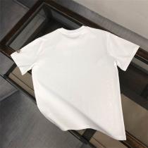 モンクレール コピー モード感漂う 縦ロゴ入り Tシャツ スタイリッシュな裾 注目アイテム MONCLER