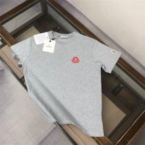 モンクレール コピー 存在感際立つ レッドエンブレム Tシャツ シンプル 洗練デザイン MONCLER