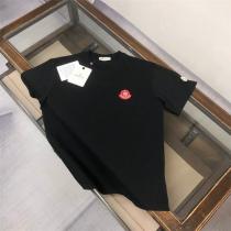 モンクレール コピー 存在感際立つ レッドエンブレム Tシャツ シンプル 洗練デザイン MONCLER