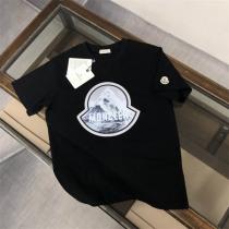 MONCLER コピー 雪山グラフィックロゴ Tシャツ 存在感抜群 フロントプリントモンクレール