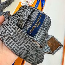 LOUIS VUITTON コピー ネクタイ 高級 エレガント チェック柄 ロゴ入り 洗練 ルイヴィトン