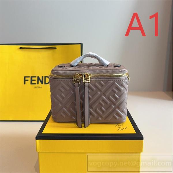 フェンディ スーパーコピー エンボス加工 新作 モード感 高級感漂う ハンドバッグ 人気注目 Fendi