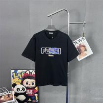 FENDI 偽物 Tシャツ フェンディローマ 刺繍 高級感 シンプル 洗練 希少...